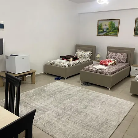 ホテル Erzeni Ibë